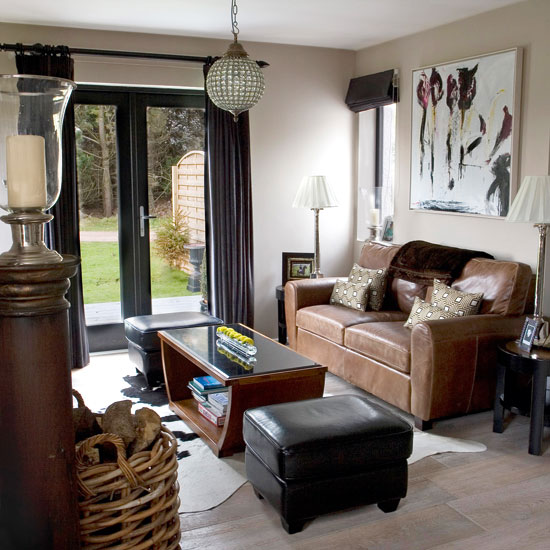 living room with leather sofa and teapoy