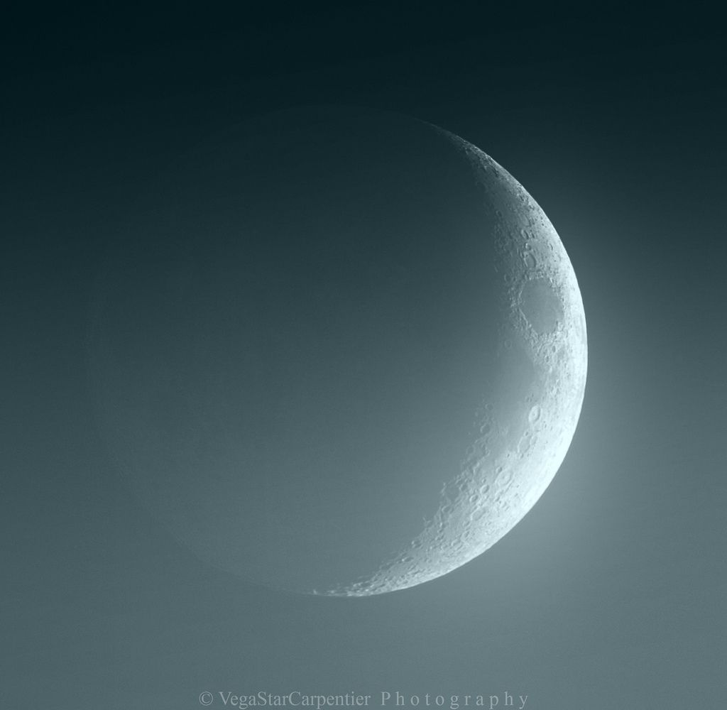 Earthshine' Illuminates Stunning Crescent Moon (Photo) | Space