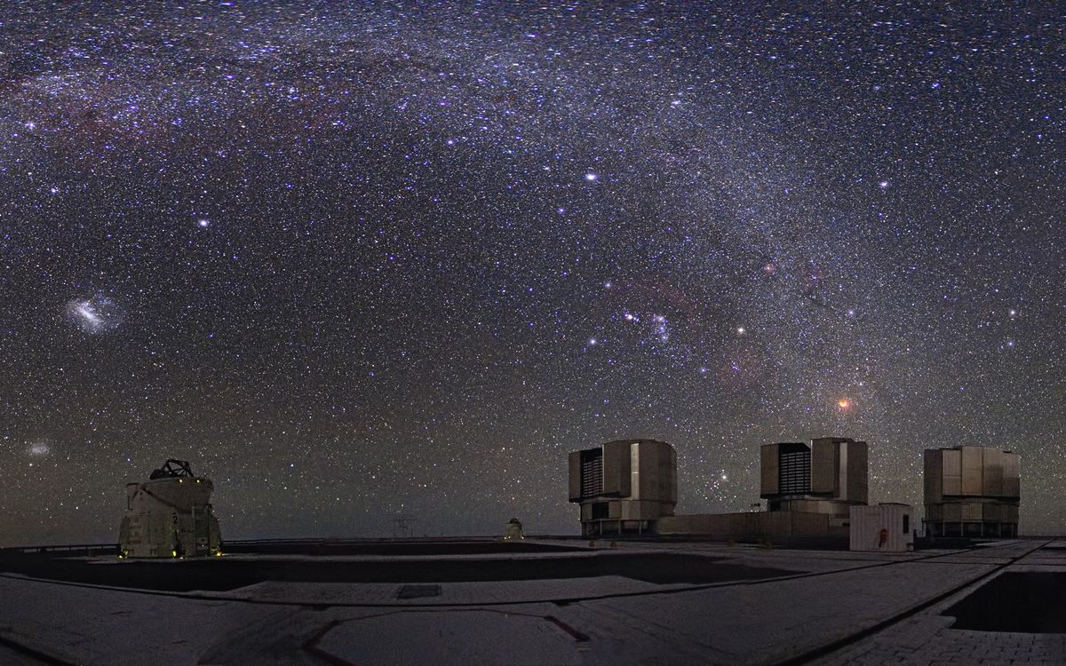 Lunar Eclipse Over Chile's Atacama Desert Space Wallpaper | Space