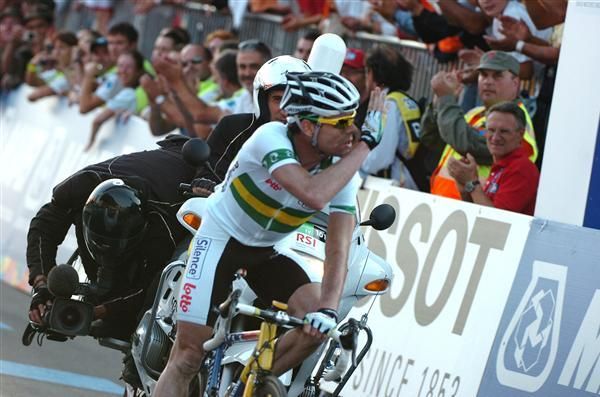 Cadel Evans (Australia) crosses the line, the new World Champion.