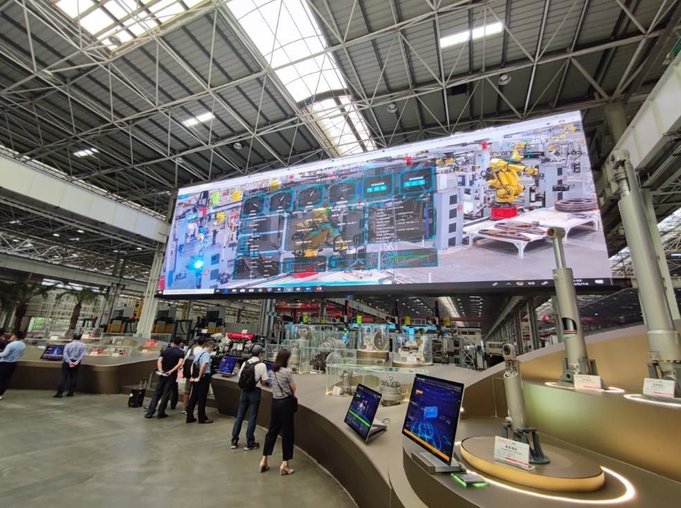 At the on-site meeting of &quot;5G+ industrial internet&quot; in Hunan Province, the enterprise leaders are watching the &quot;5G+ 360 degree factory&quot; monitoring system at SANY No.18 factory..