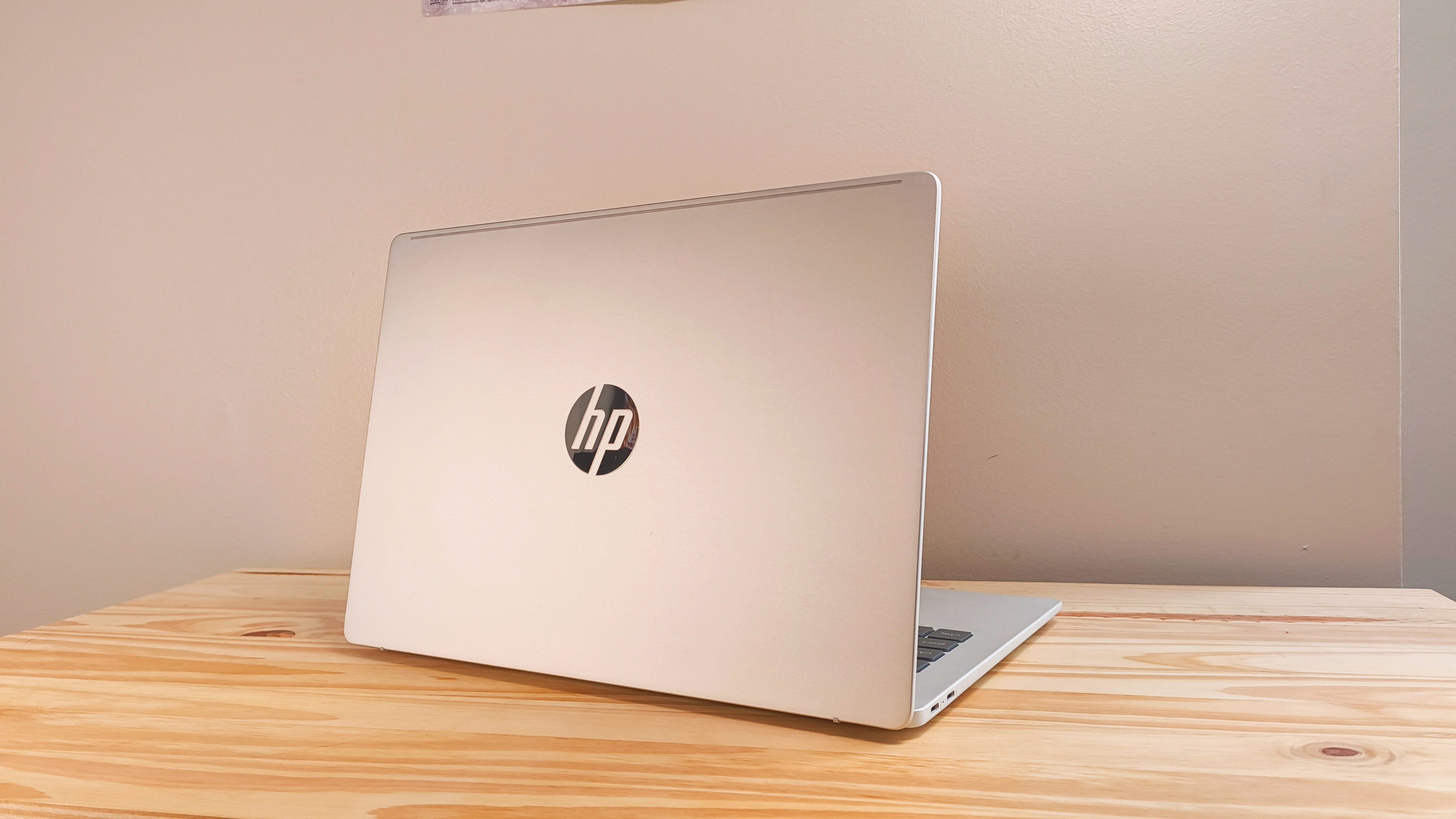 An HP OmniBook 5 14 Inch Next Gen AI PC on a desk