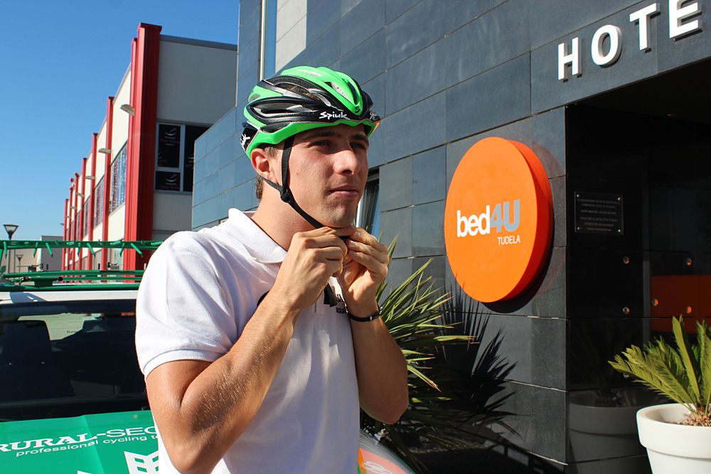 Jonathan Lastra tries on his helmet