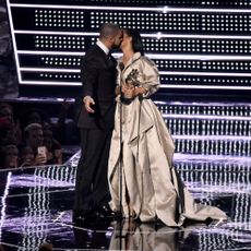 Rihanna kissed on stage