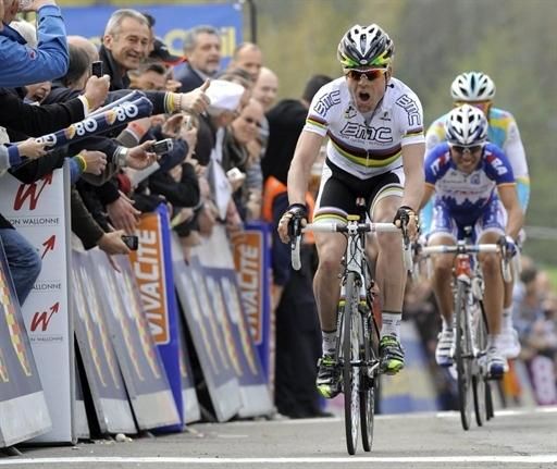 Cadel Evans (BMC) races to a win at La Fl&eacute;che Wallonne
