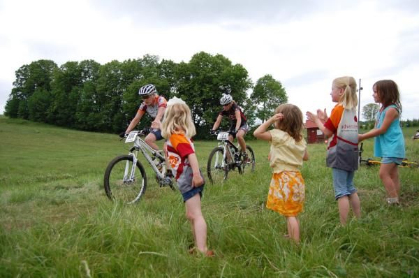 Lisa Krayer (Adventure 212 / Specialized) leads Abby Strigel (Trek Stores of Madison), cheered on by Krayer's two daughters, and the daughters of WORS Elite Racers Nathan and Lindsay Guerra.