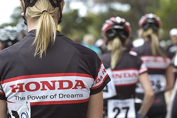 Honda are right behind women's cycling at the 2010 Jayco Bay Classic Series.