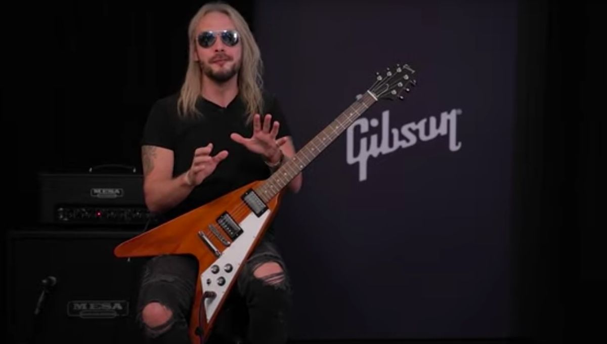 Ричи Фолкнер гитарист. Gibson Richie Faulkner. Ричи Фолкнер гитарист с женой. Ричи Фолкнер в молодости.