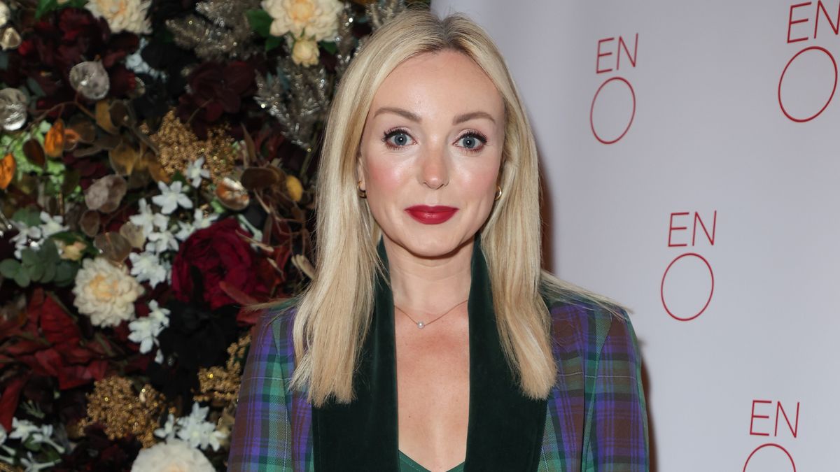 Le manteau tartan d'Helen George était une façon chic de porter cette tendance sans âge en hiver