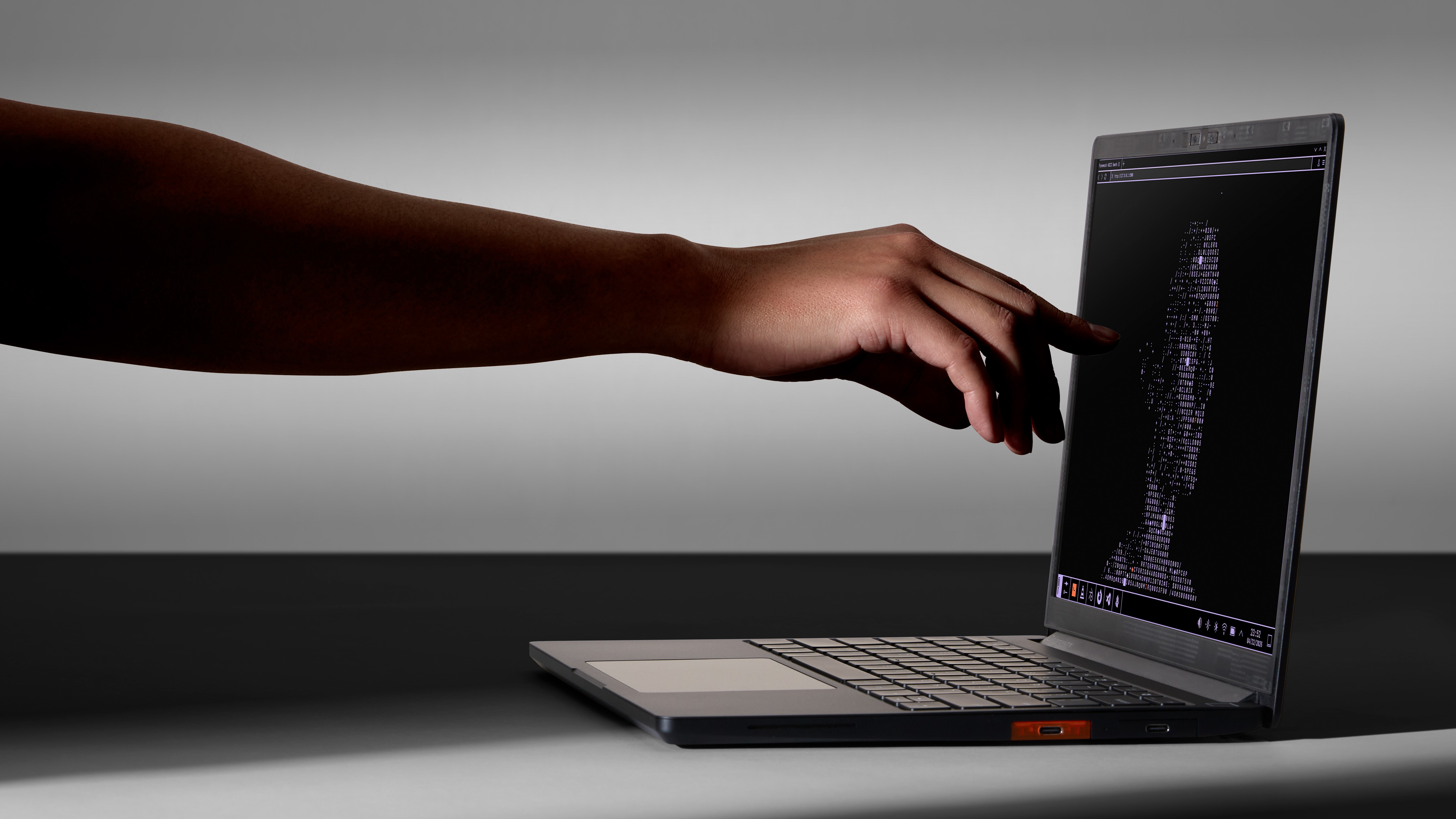 شخصی که از صفحه نمایش لمسی Framework Laptop 13 Pro استفاده می کند