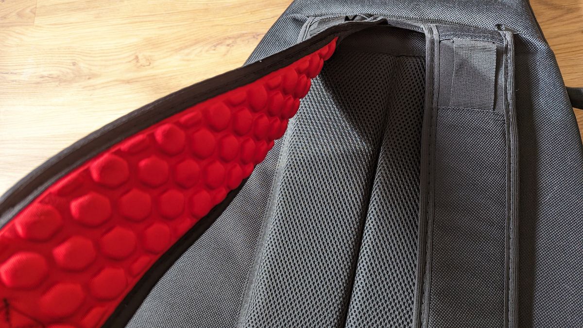 Fender F1225 Electric Guitar Gig Bag review: the straps
