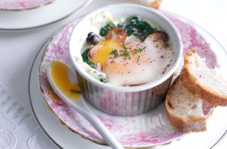 Meals under 300 calories: Baked eggs with spinach and mushrooms