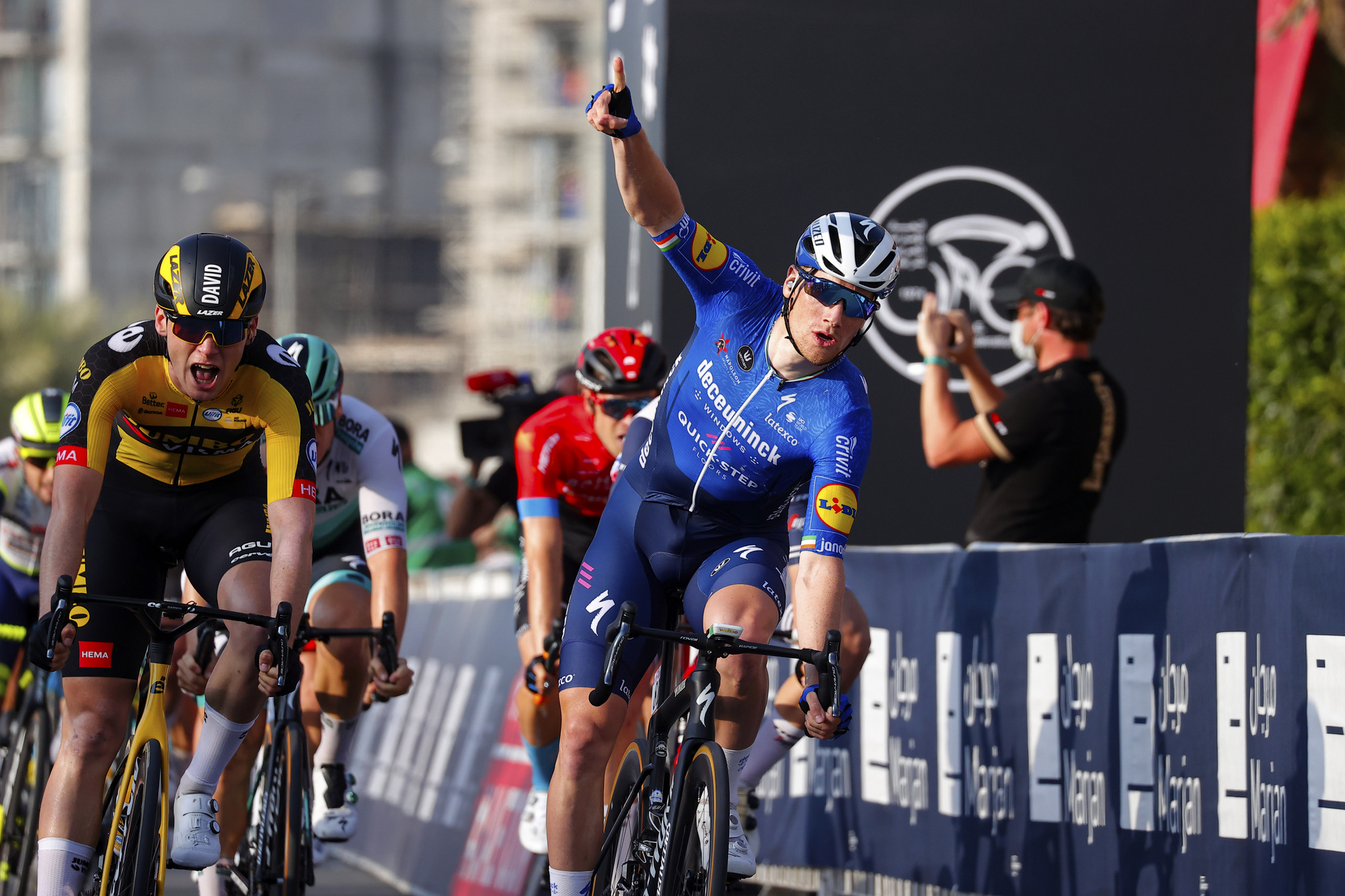 Sam Bennett (Deceuninck-QuickStep) opted to sprint on the right of the road to find a way through