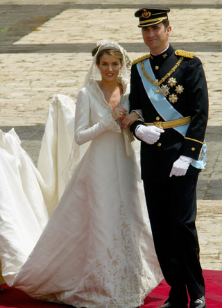 Spanish Crown Prince Felipe de Bourbon and his bride, Princess Letizia Ortiz pose for a picture in the court yard of the royal palace after their wedding ceremony at the Almudena cathedral May 22, 2004 in Madrid