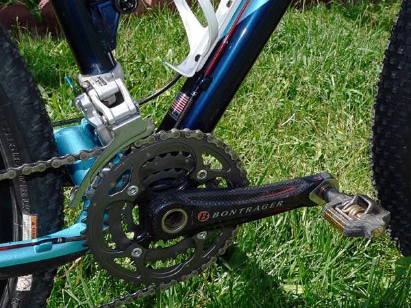 Ross supplements his standard Bontrager Race X Lite crankset with stainless steel guards borrowed from the Race XXX Lite model.