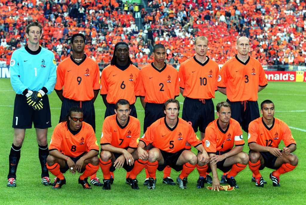  AMSTERDAM, NETHERLANDS - June 11: Netherlands Team Group (BR) Edwin van der Sar, Patrick Kluivert, Clarence Seedorf, Michael Reiziger, Dennis Bergkamp, Jaap Stam, (FR) Edgar Davids, Phillip Cocu, Boudewijn Zenden, Frank de Boer, Giovanni van Bronckhorst before the UEFA Euro 2000 Group D match between Netherlands and Czech Republic at Johan Cruijff Arena on June 11, 2000 in Amsterdam, Netherlands. (Photo by Richard Sellers/Sportsphoto/Allstar via Getty Images) Arsenal