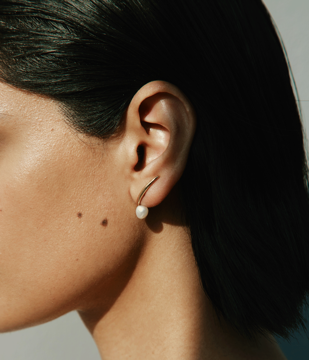 woman wearing pearl earring