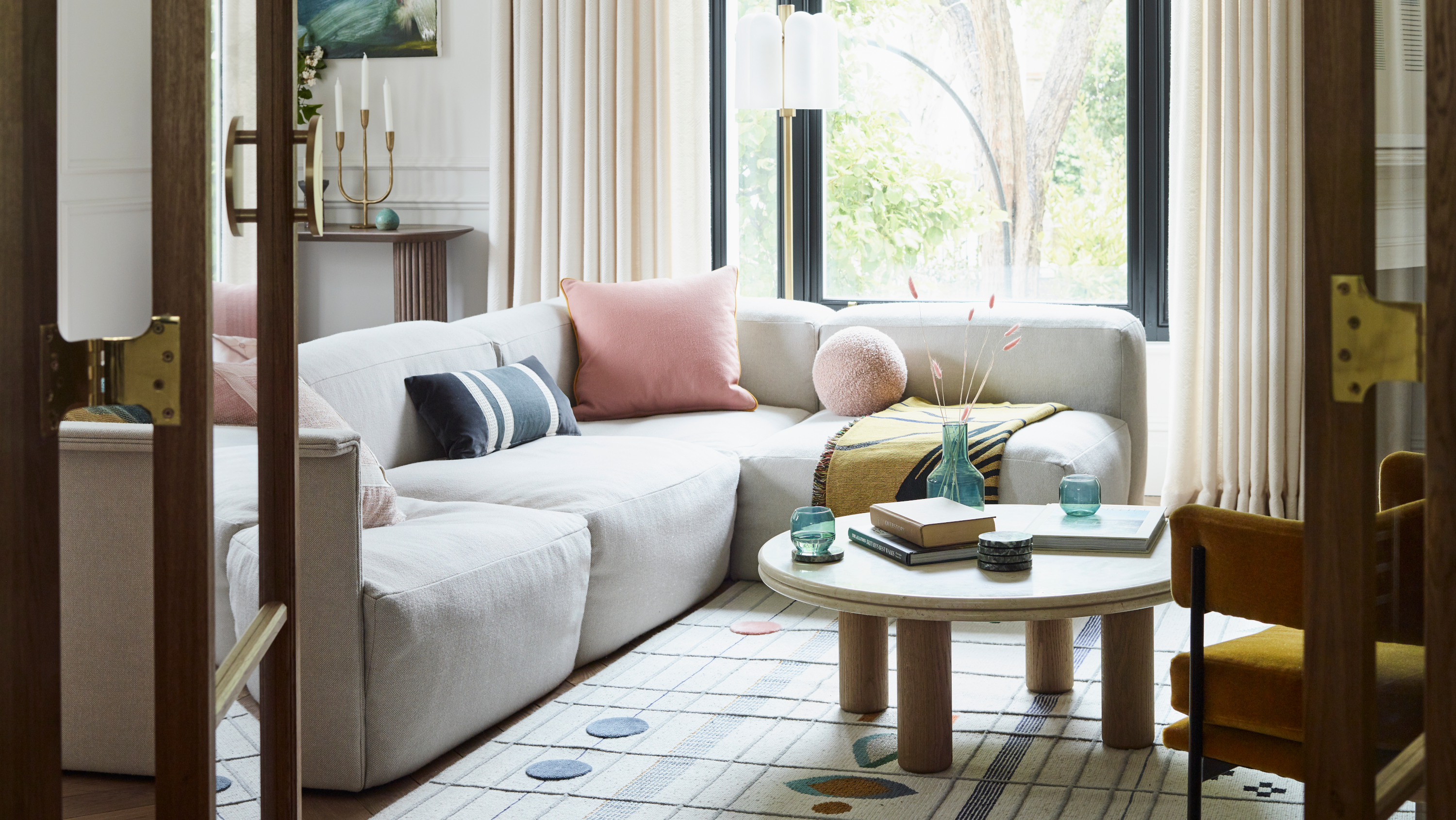 Sofa: Ngày nay, sofa không chỉ là một món đồ nội thất bình thường mà còn đóng vai trò quan trọng trong tạo nên không gian sống đẹp và sang trọng. Nếu bạn đang tìm kiếm một chiếc sofa đẹp, chất lượng và phong cách thì đến ngay Crate & Barrel. Tại đó, bạn sẽ có nhiều sự lựa chọn về chất liệu, màu sắc và kiểu dáng để tạo ra không gian sống độc đáo và đầy cá tính.