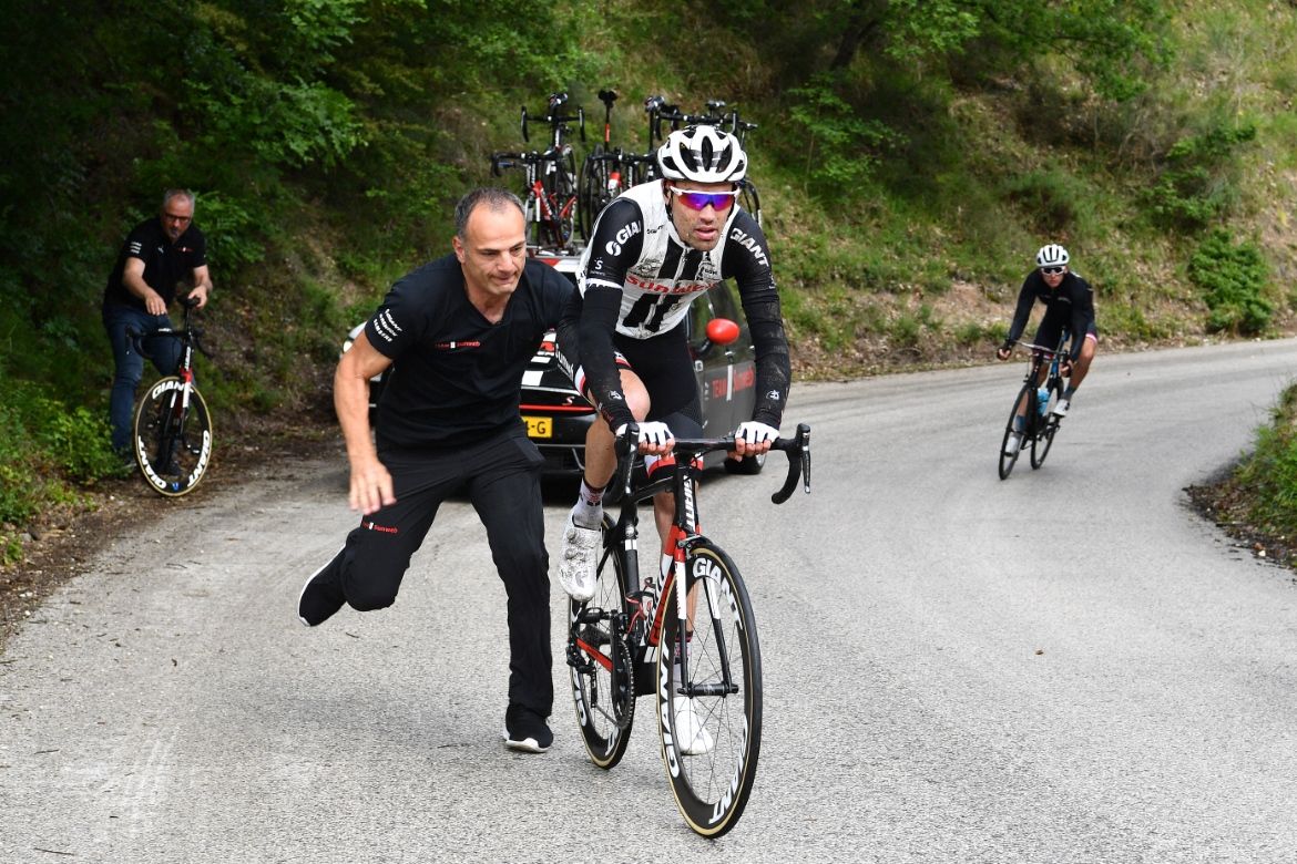 Tom Dumoulin gets a push start after suffering a mechanical