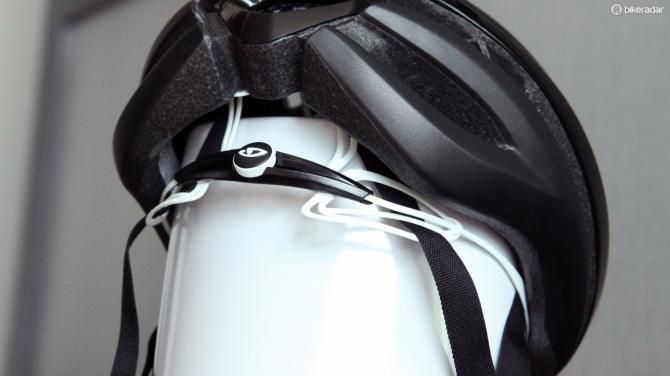 Giro equips the new Synthe with the height-adjustable Roc Loc Air retention system