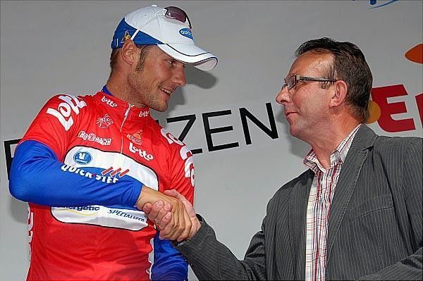 A city official congratulates Boonen