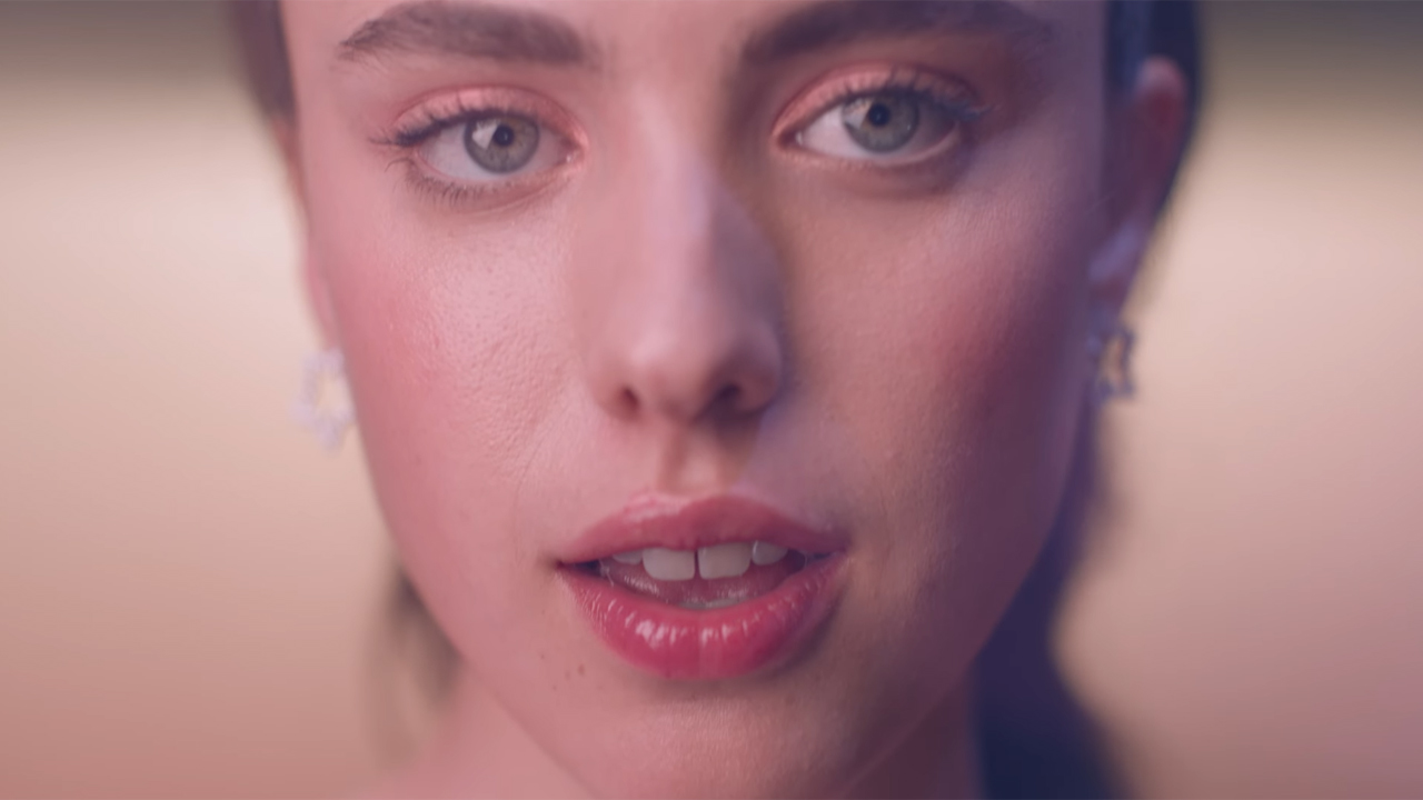 Margaret Qualley as Sue in close-up in The Substance