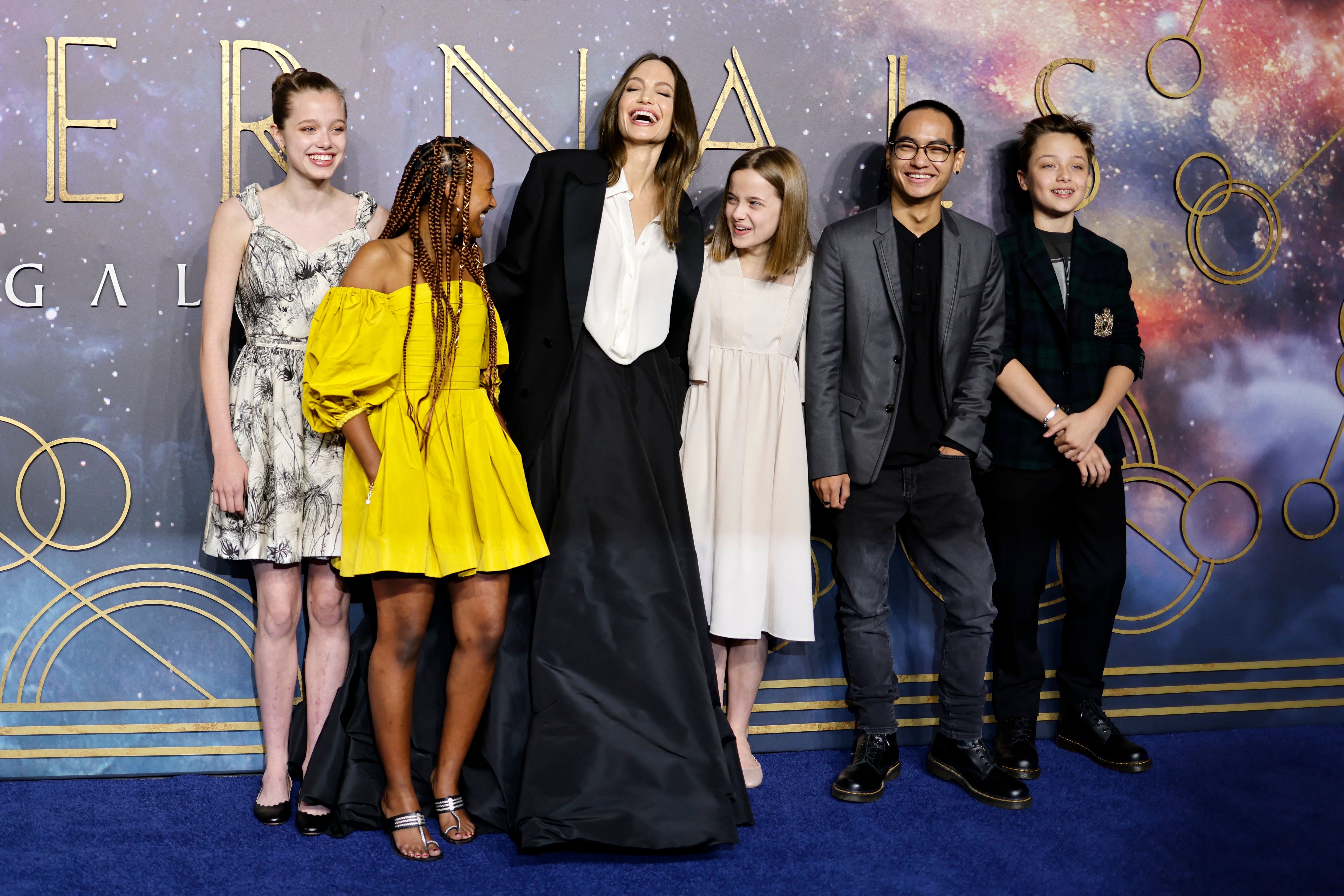 kid - Angelina Jolie, Shiloh Jolie-Pitt, Zahara Jolie-Pitt, Vivienne Jolie-Pitt, Maddox Jolie-Pitt and Knox Jolie-Pitton