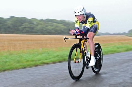 Wendy Houvenaghel rode through the deluge to win the gold medal.