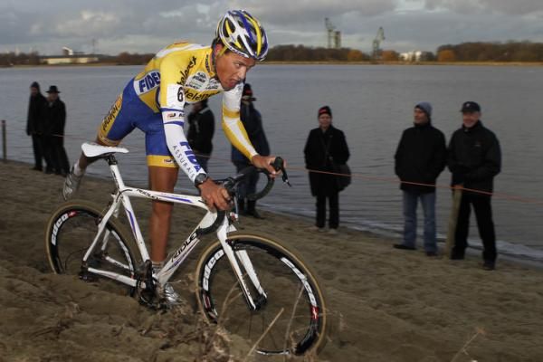 Tome Meeusen (Telenet-Fidea) dismounts in the deep sand.