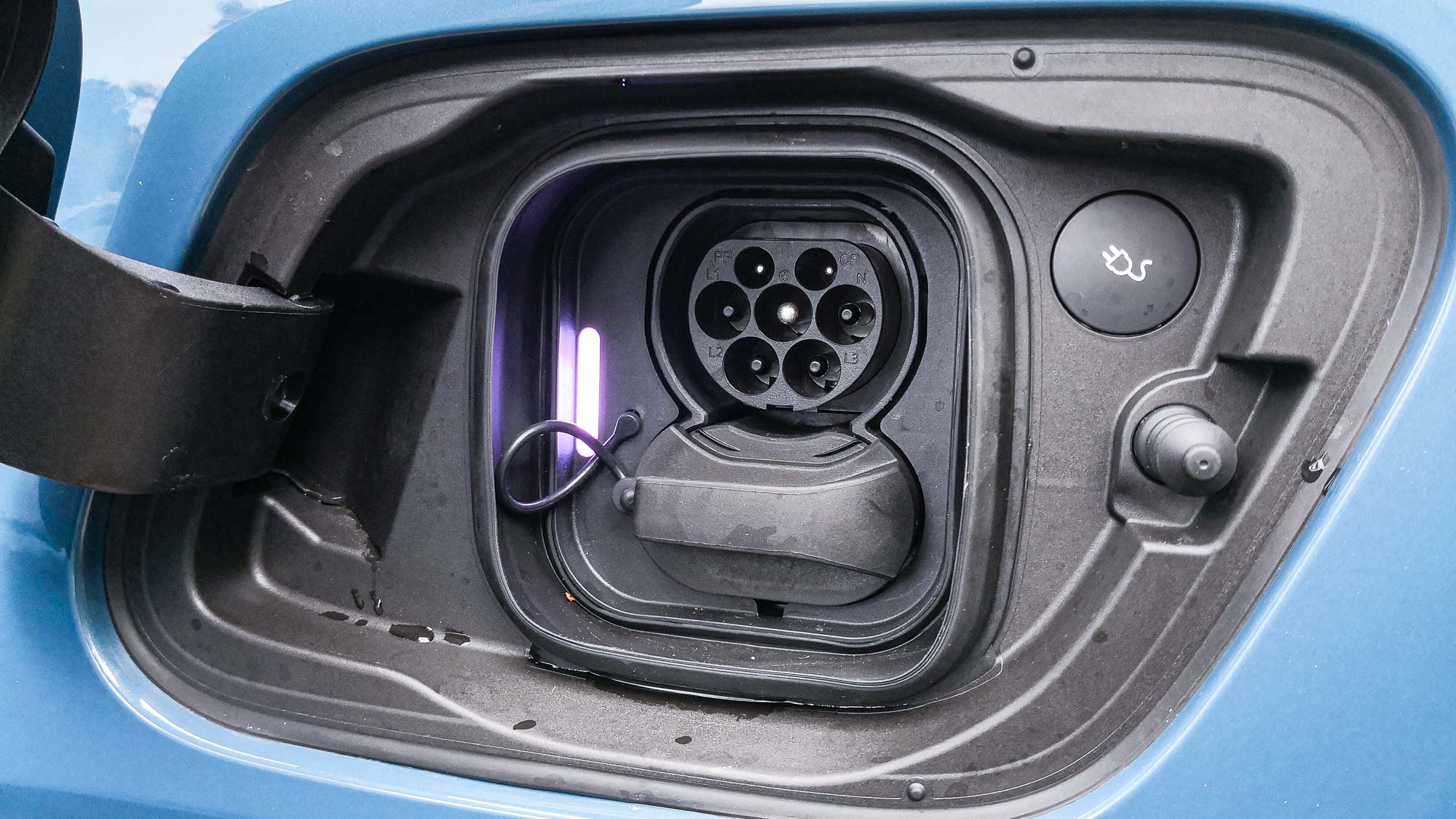 Volvo C40 Recharge charger port