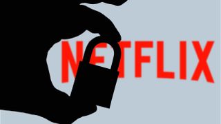 Homme tenant un cadenas devant le logo Netflix