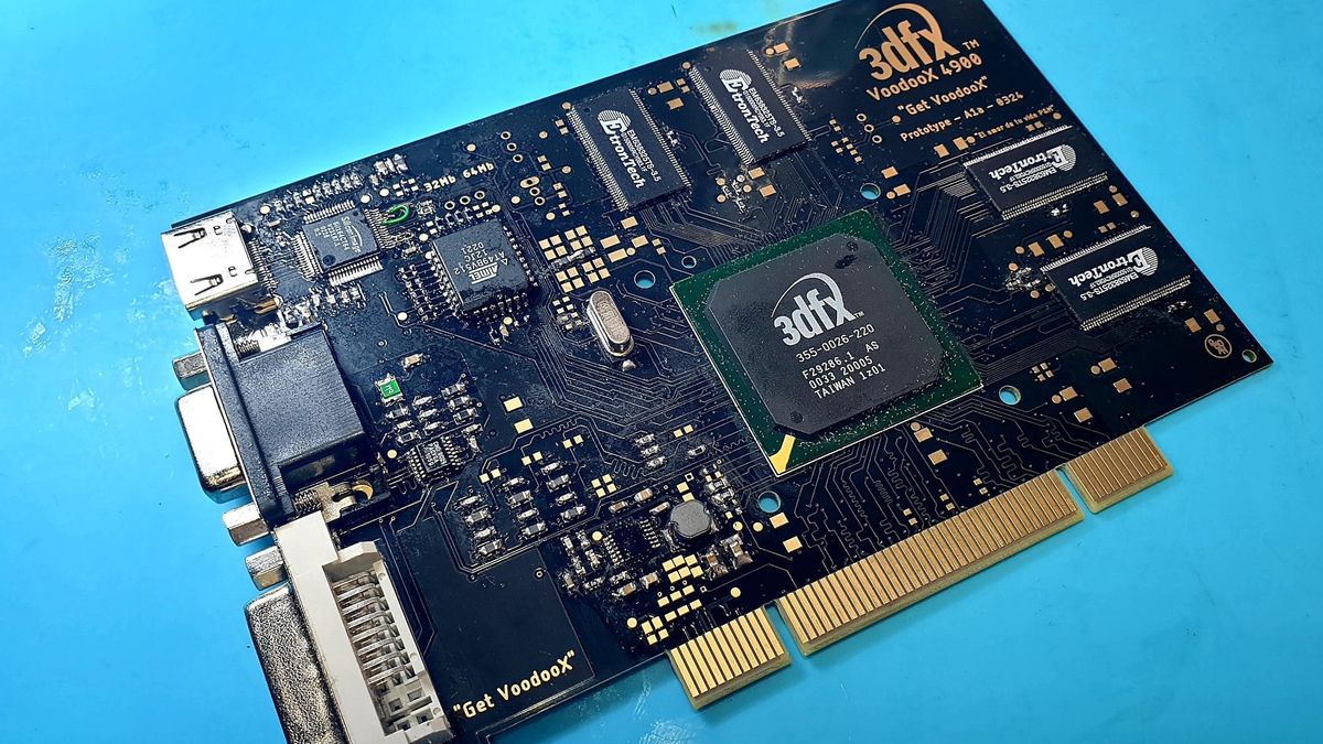 Since October of 2022, user @oscar_barea on Twitter has been posting his ongoing progress on a customized vintage 3dfx Voodoo card. His custom 