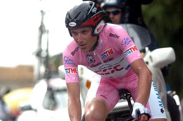 Ivan Basso (CSC) concentrates into the turn