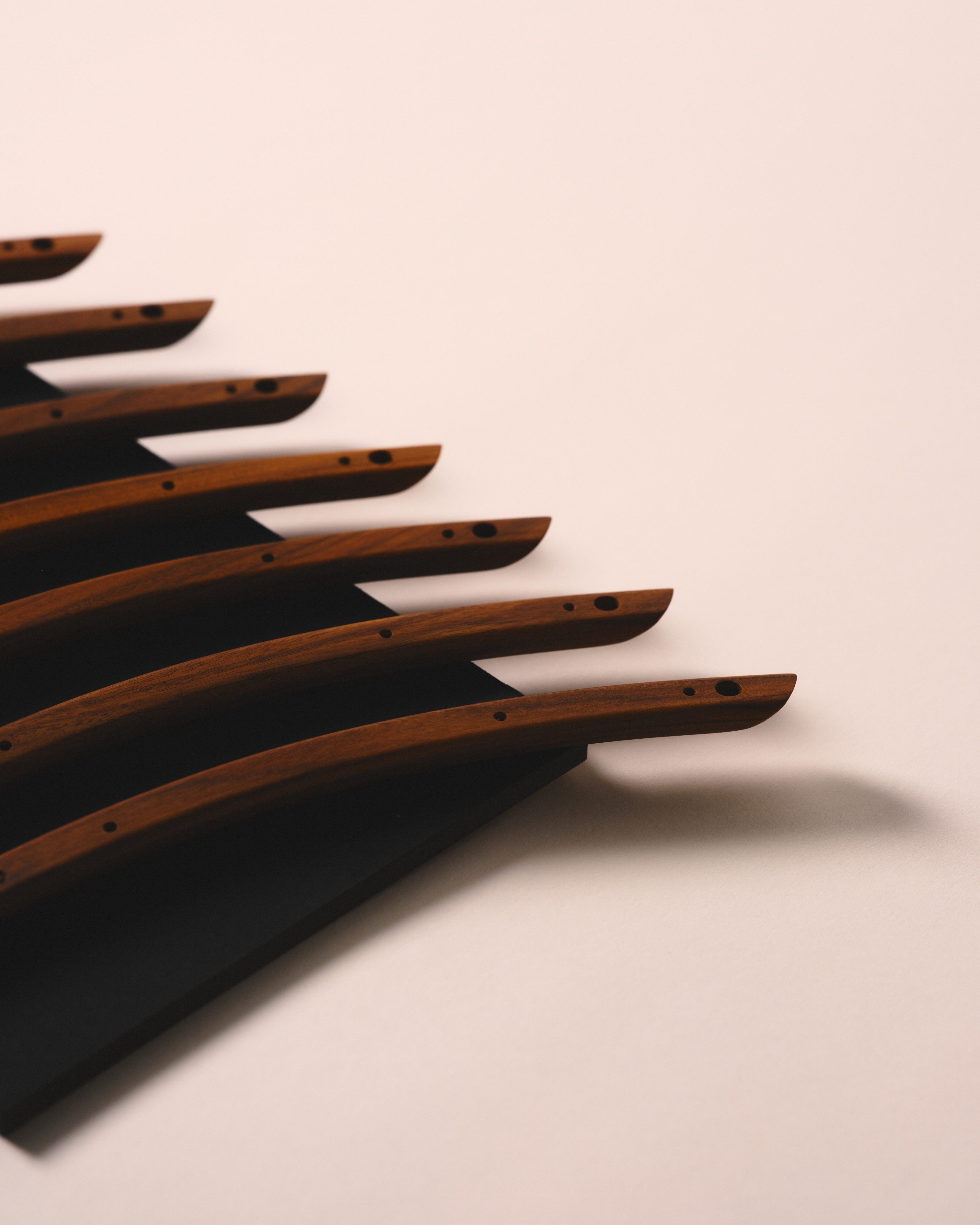 Detail of the wood used in the Beolab 90 Monarch edition
