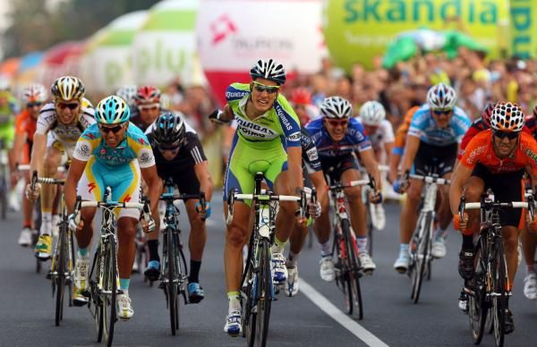 Jacopo Guarnieri (Liquigas-Doimo) beats Aitor Galdos Alonso (Euskaltel - Euskadi) and Allan Davis (Astana)
