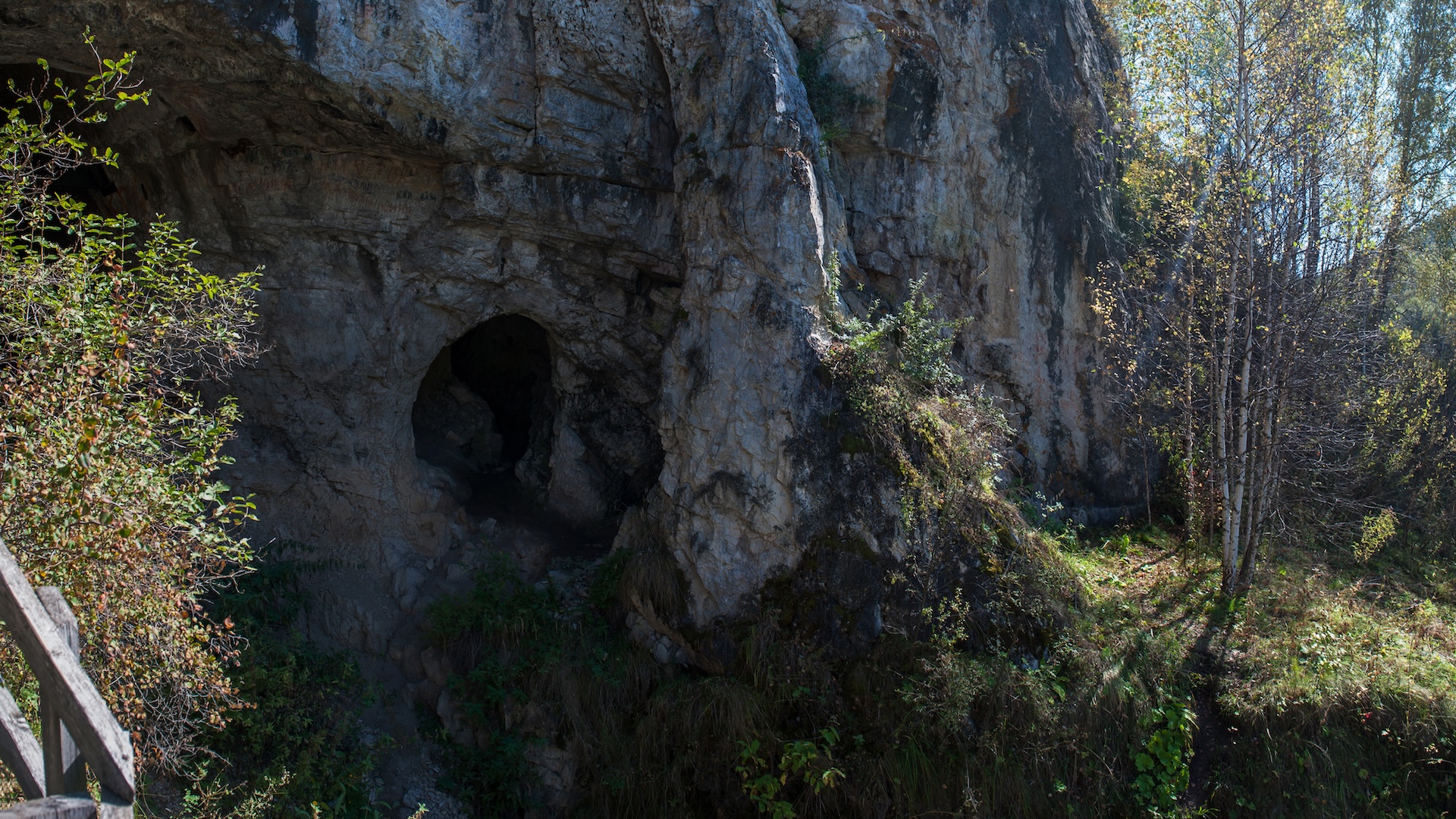 Uma foto do lado de fora da caverna de Denisova