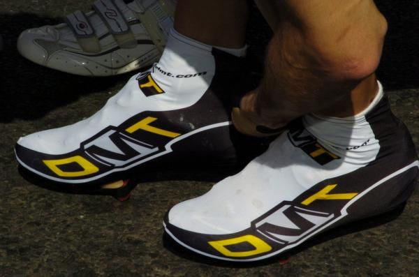 Another Footon-Servetto rider puts the correct DMT shoe covers on over his shoes.