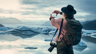 冰川泻湖的女摄影师