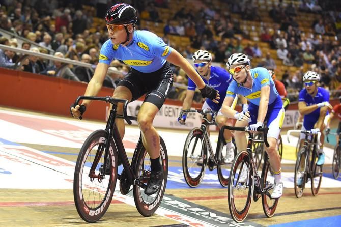 Nick Stopler gets ready to hand over to Otto Vergaerde