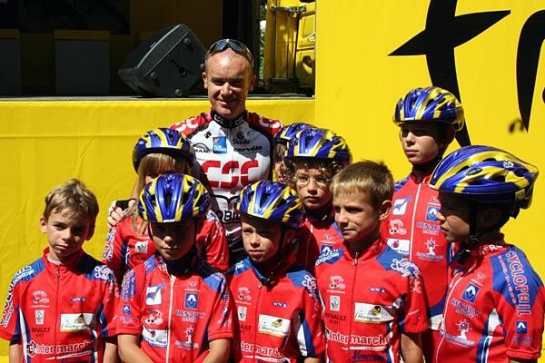 Stuart O'Grady gives some time to a few young admirers.