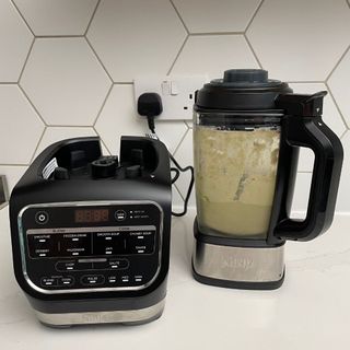Ninja Foodi HB150UK Blender and Soup Maker jug containing blended smoothie