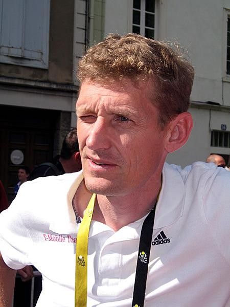Rolf Aldag chats at the start.