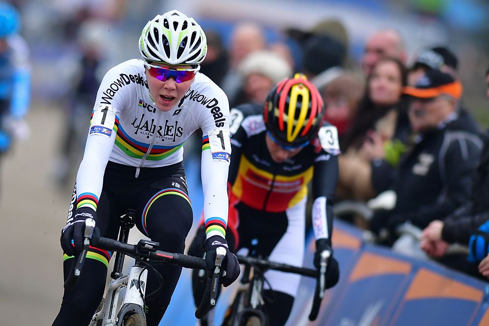 Thalita de Jong wins the sprint for third over Sanne Cant