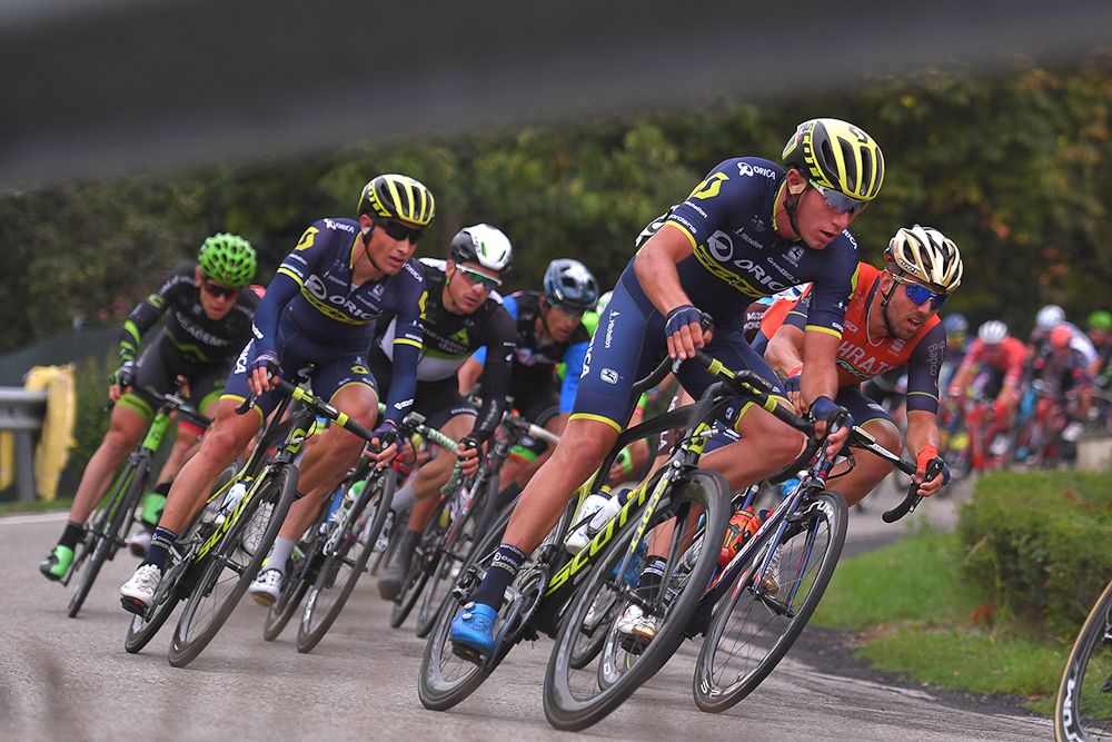 The peloton takes a fast corner in Gran Premio Bruno Beghelli