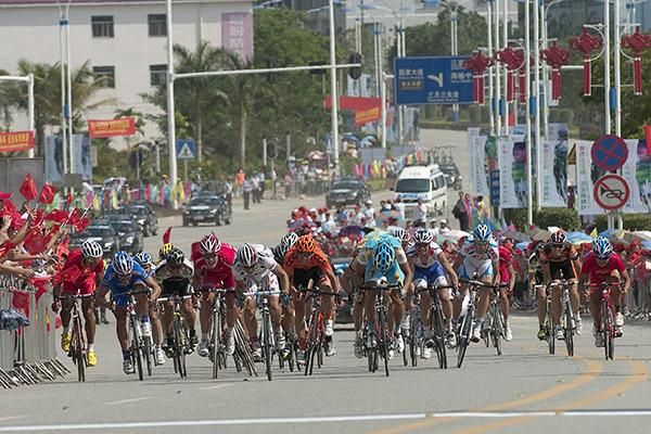 It's a bunch sprint on a stinking hot day in Hainan on stage one.