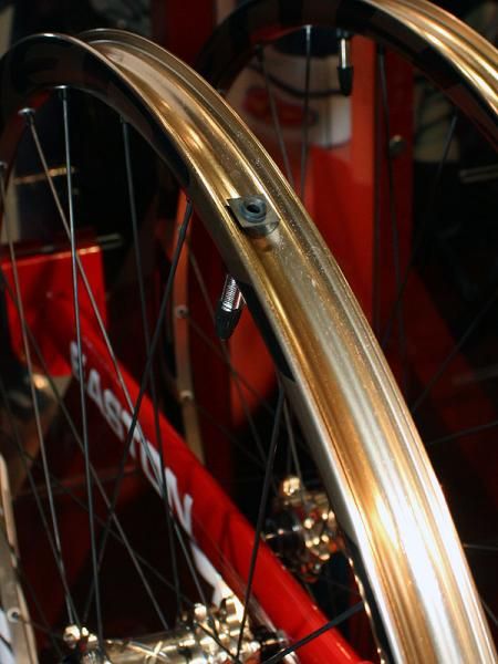 Unique double-threaded spoke nipples that thread directly into special eyelets allow Easton to use a solid outer rim wall for easy tubeless compatibility.