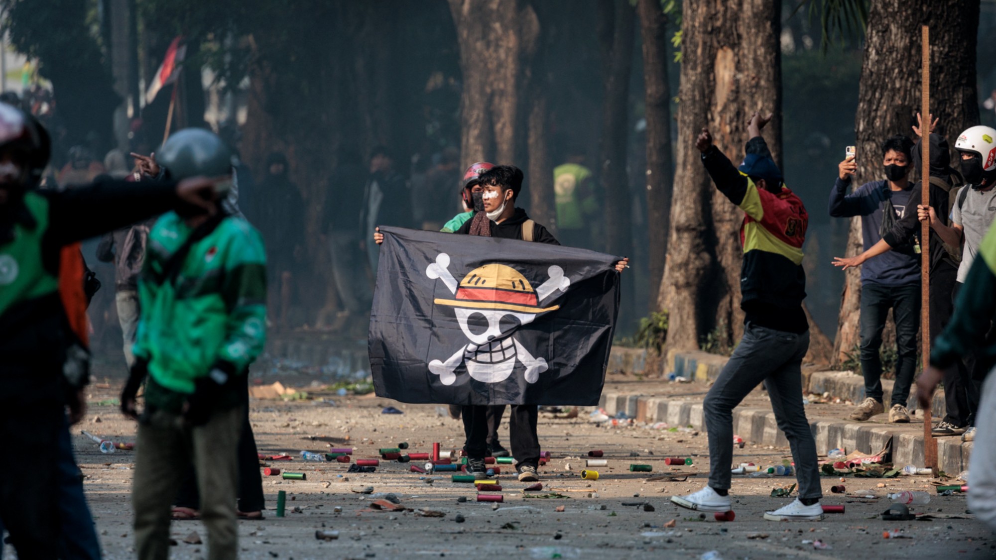 A protester holds up a One Piece pirate flag in Jakarta 