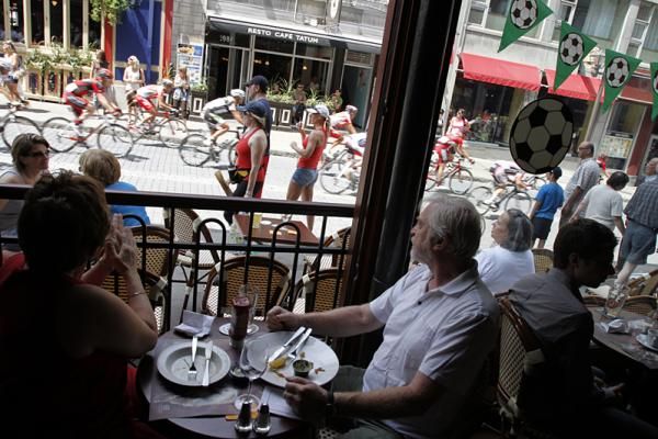 Several people enjoyed a nice summer day in a pub to watch the riders flying on St-Jean Street in Vieux-Quebec.