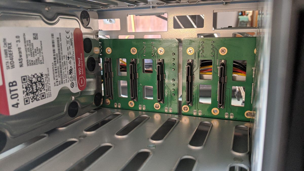 Here's what it looks like with most of the trays removed. Each board here provides power/data to 4 HDDs.