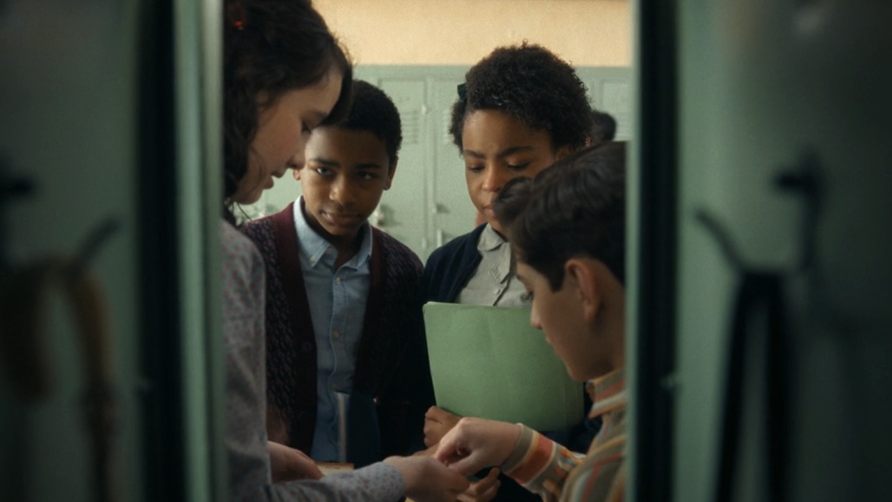 Lilly giving other kids Valiums at school in IT: Welcome to Derry Episode 4